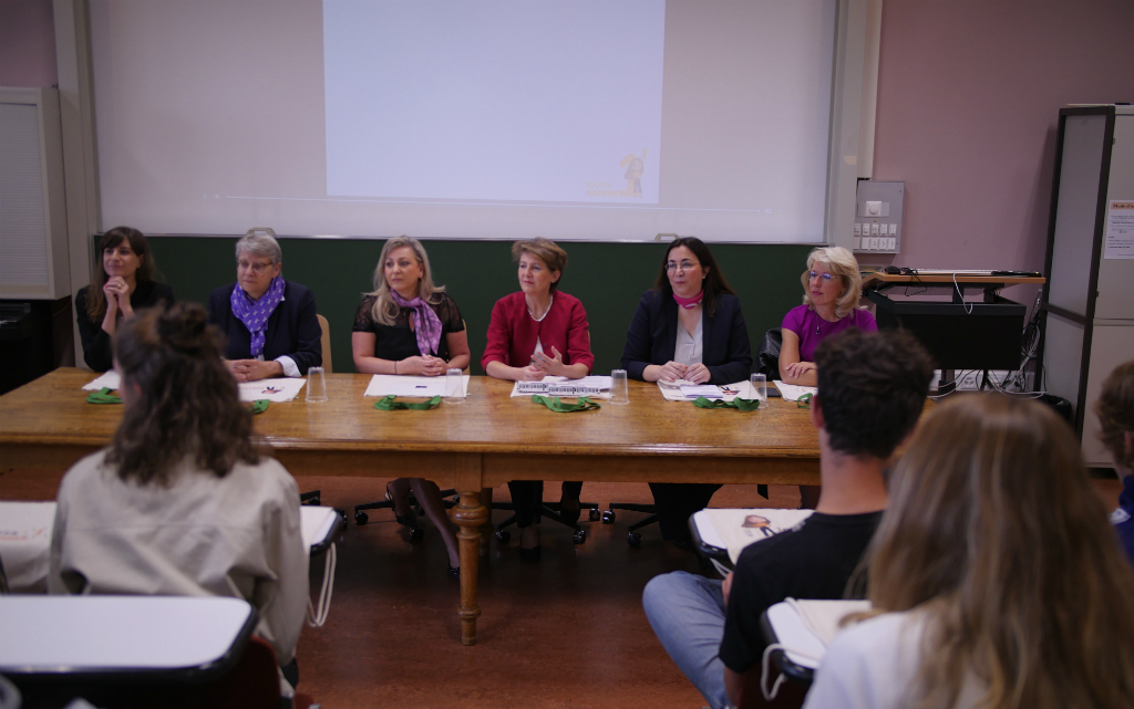 La conseillère fédérale Simonetta Sommaruga avec les cinq conseillères d’Etat vaudoises et la classe du Gymnase du Bugnon