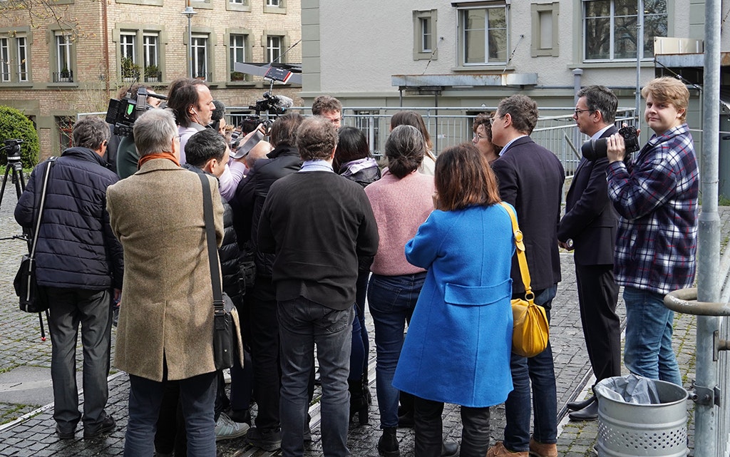 Le conseiller fédéral Rösti avec les journalistes