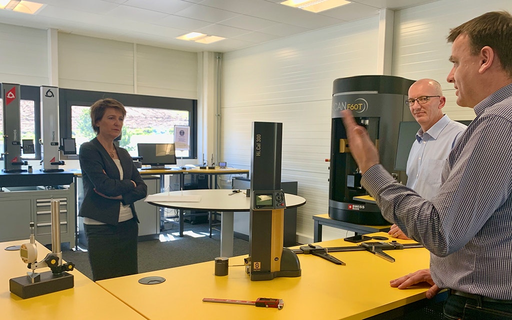 La présidente de la Confédération Simonetta Sommaruga lors de la visite de l’entreprise Sylvac SA