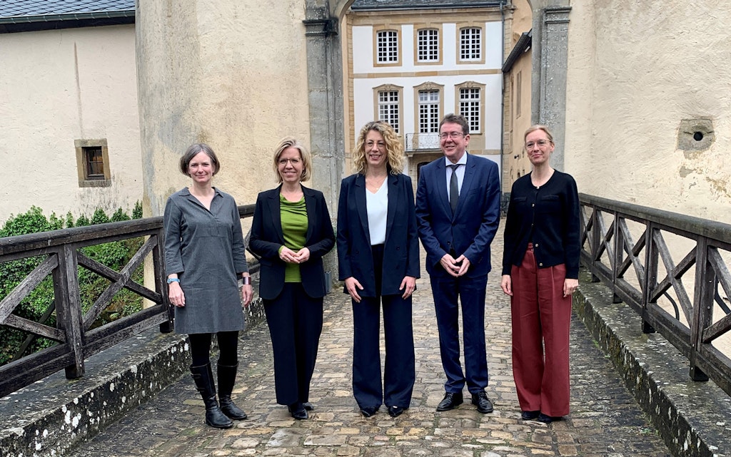 Au château de Bourglinster, de gauche à droite: Eva Kracht (Office fédéral allemand de l'environnement), Leonore Gewessler (ministre autrichienne de l'environnement), Joëlle Welfring (ministre luxembourgeoise de l'environnement), le conseiller fédéral Albert Rösti et Sabine Monauni (ministre liechtensteinoise de l'environnement)