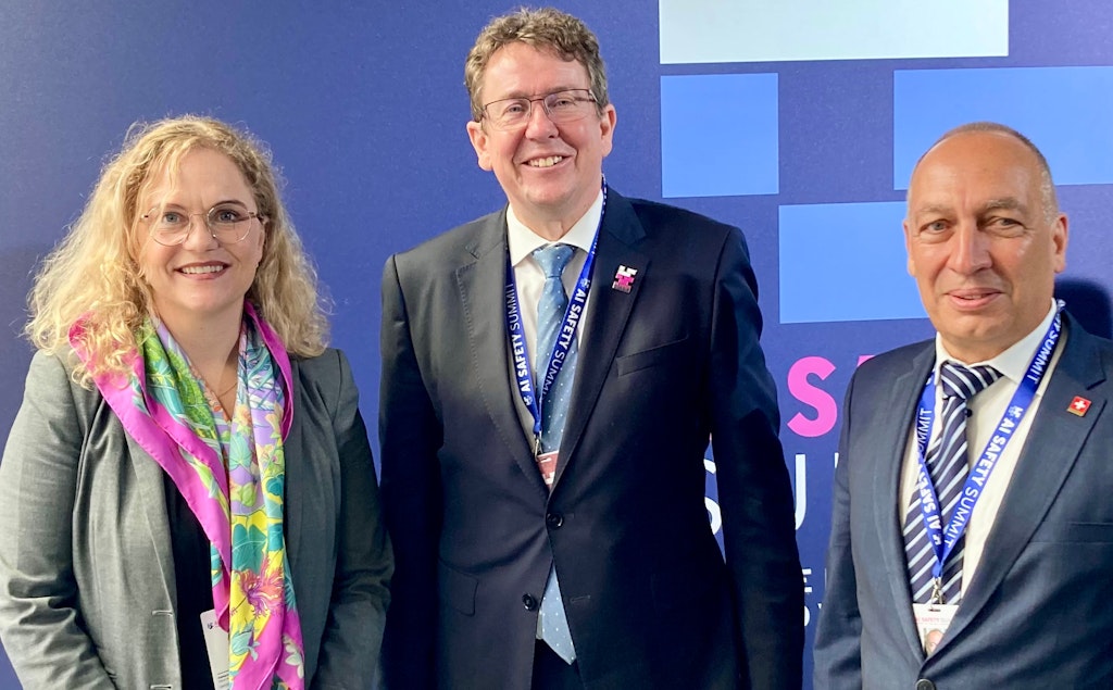 De gauche à droite: Katharina Frey Bossoni, cheffe suppléante de la Divison Numérisation du DFAE, Albert Rösti, conseiller fédéral, et Bernard Maissen, directeur de l’Office fédéral de la communication.