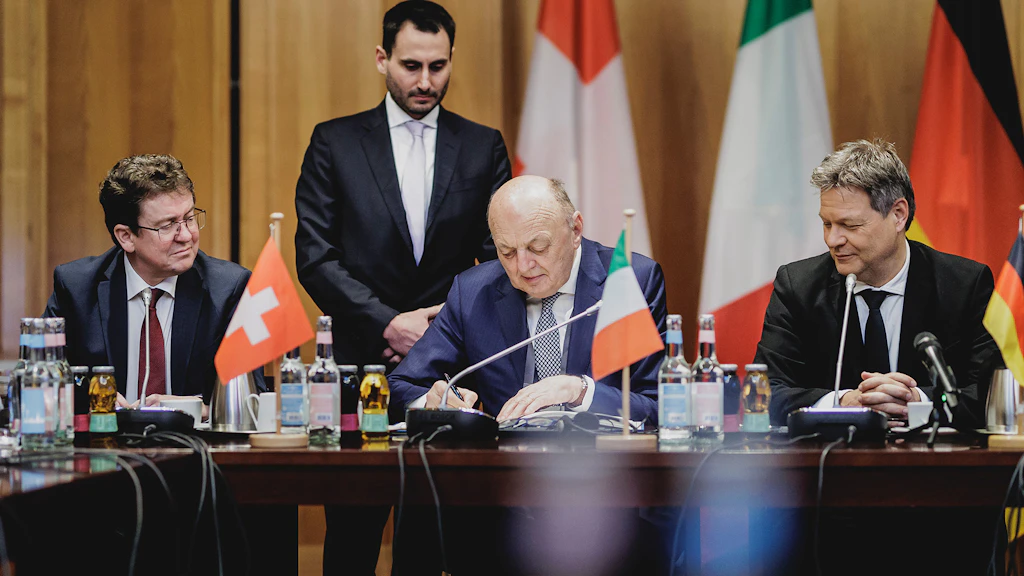 Le 19 mars 2024, le conseiller fédéral Albert Rösti rencontre le vice-chancelier allemand Robert Habeck et le ministre italien de l’environnement et de la sécurité énergétique Gilberto Pichetto Fratin, avec lesquels il signe un accord trilatéral de solidarité sur le gaz.