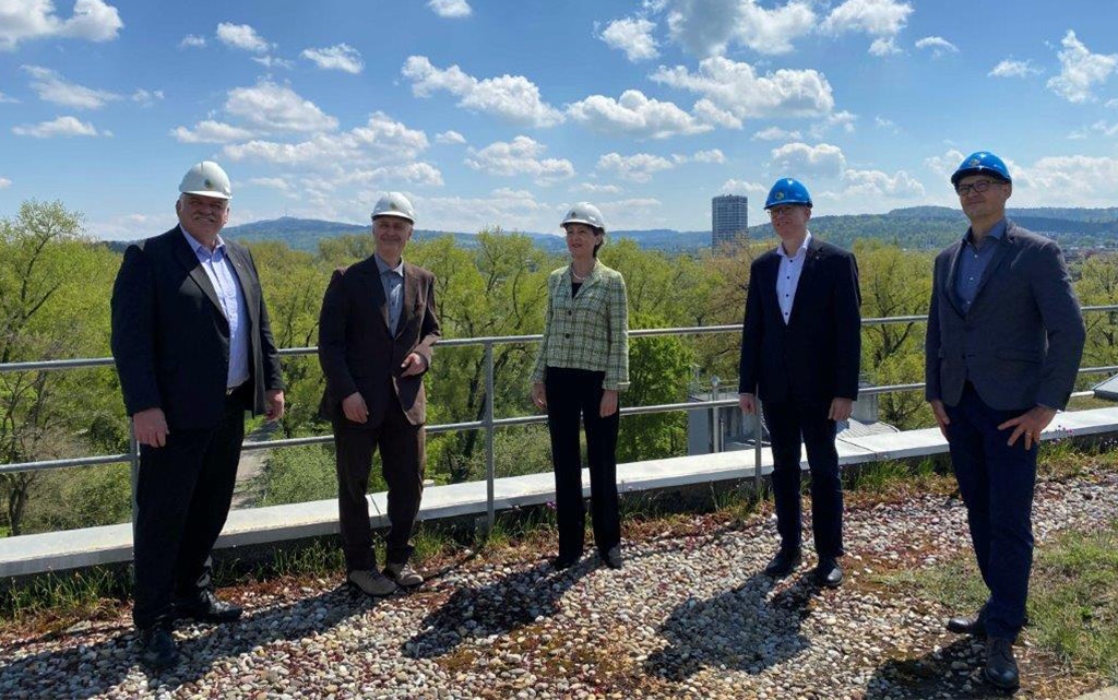 La conseillère fédérale Simonetta Sommaruga avec Othmar Reichmuth, président de l’Association suisse de chauffage à distance (tout à gauche), Ronny Kaufmann, CEO de Swisspower (à gauche), ainsi que Patrik Feusi, directeur de Limeco (à droite), et Thomas Di Lorenzo, responsable de la gestion des eaux usées chez Limeco (tout à droite).