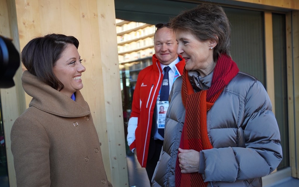 La présidente de la Confédération Simonetta Sommaruga avec Virginie Faivre, présidente du Comité d’organisation des Jeux olympiques d’hiver de la jeunesse 2020