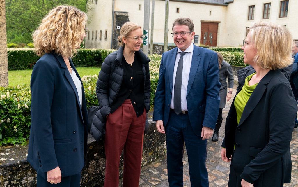 Les ministres Joëlle Welfring (Luxembourg), Sabine Monauni (Liechtenstein) et Leonore Gewessler (Autriche) en compagnie du conseiller fédéral Albert Rösti 