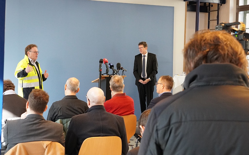 Le conseiller fédéral Albert Rösti avec Thomas Bücherer, responsable des centrales électriques chez Energie Wasser Bern