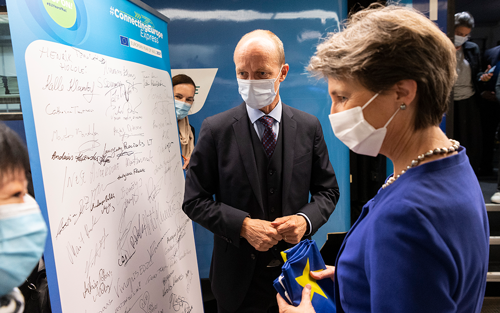 La conseillère fédérale Simonetta Sommaruga et Herald Ruijters, représentant de la Commission européenne