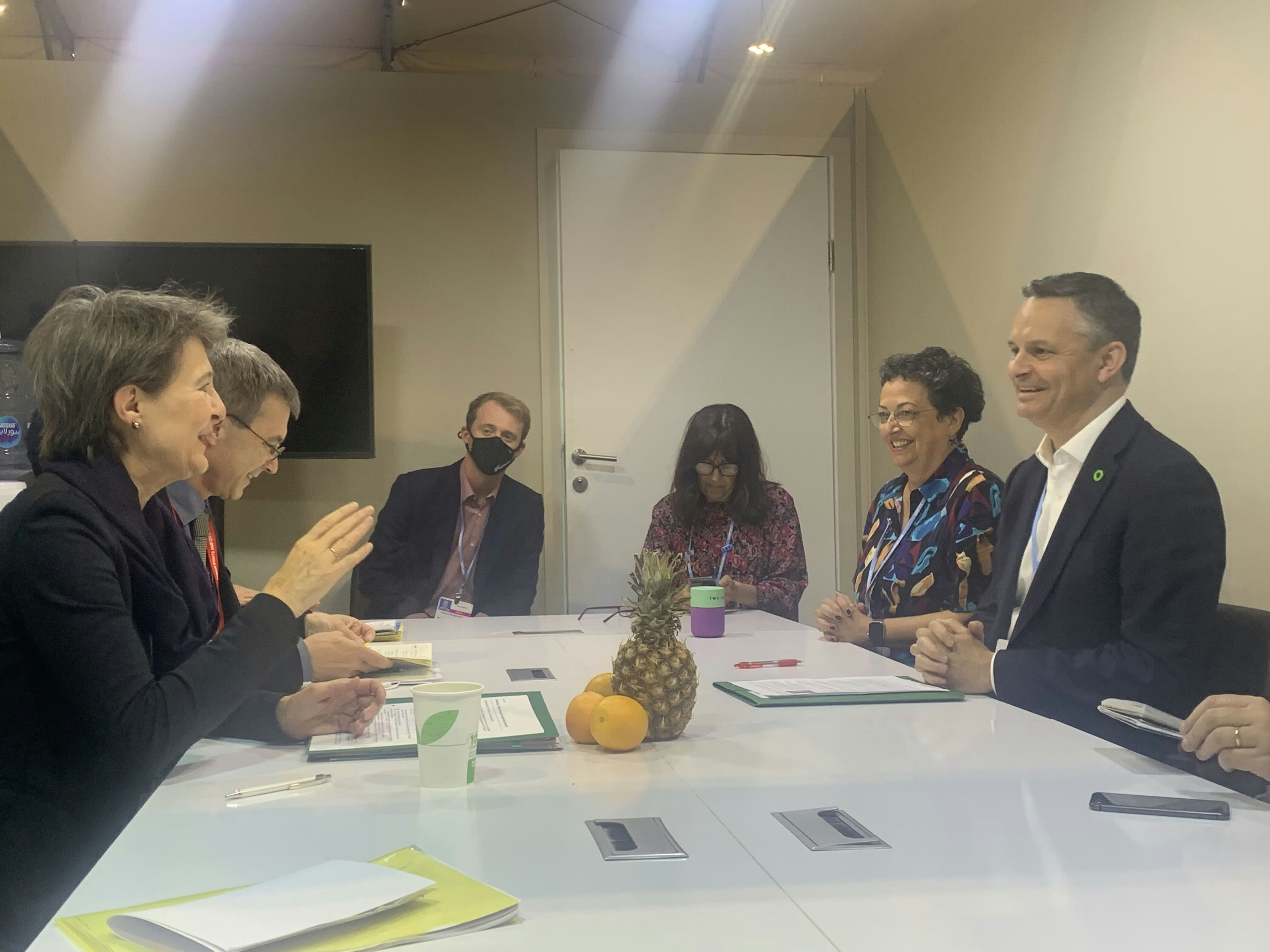 La conseillère fédérale Simonetta Sommaruga avec le ministre néo-zélandais de l’environnement James Shaw