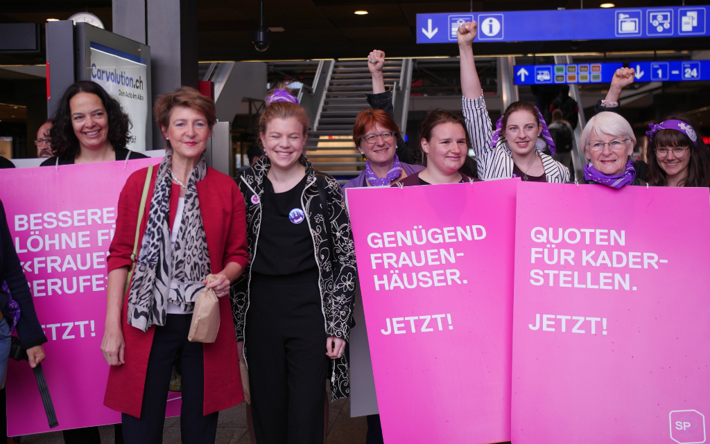 La conseillère fédérale Simonetta Sommaruga devant la gare de Berne