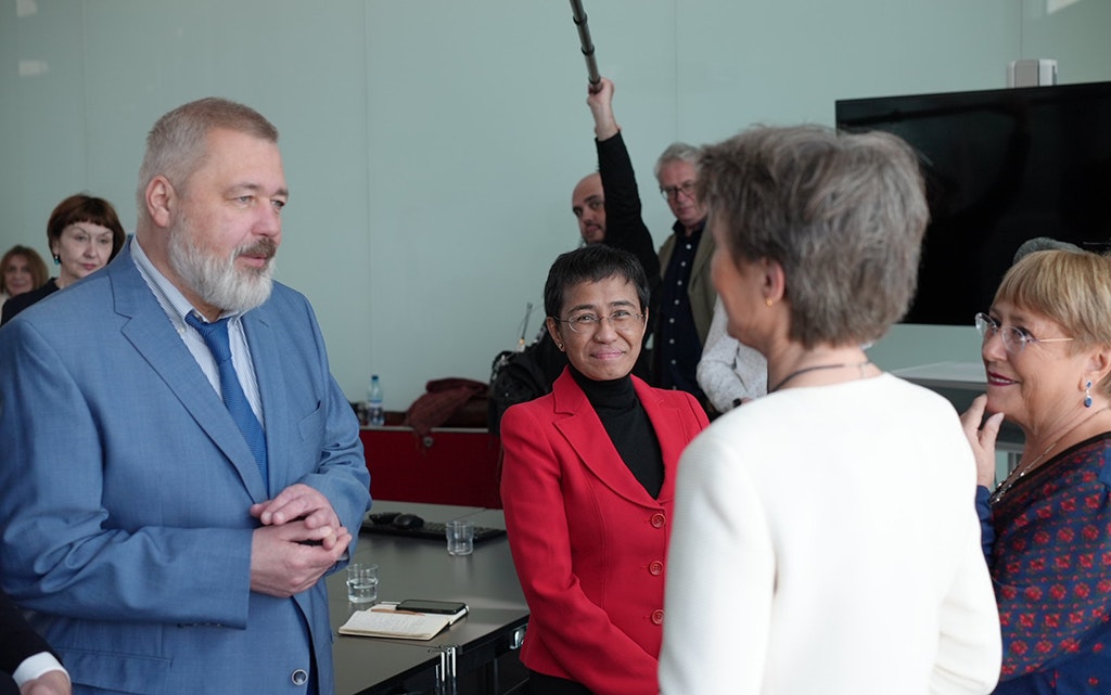 Dmitry Muratov (rédacteur en chef du journal indépendant russe Novaïa Gazeta), Maria Ressa (fondatrice de la plateforme en ligne Rappler aux Philippines), Michelle Bachelet (Haute-Commissaire des Nations Unies aux droits de l’homme) et la conseillère fédérale Simonetta Sommaruga