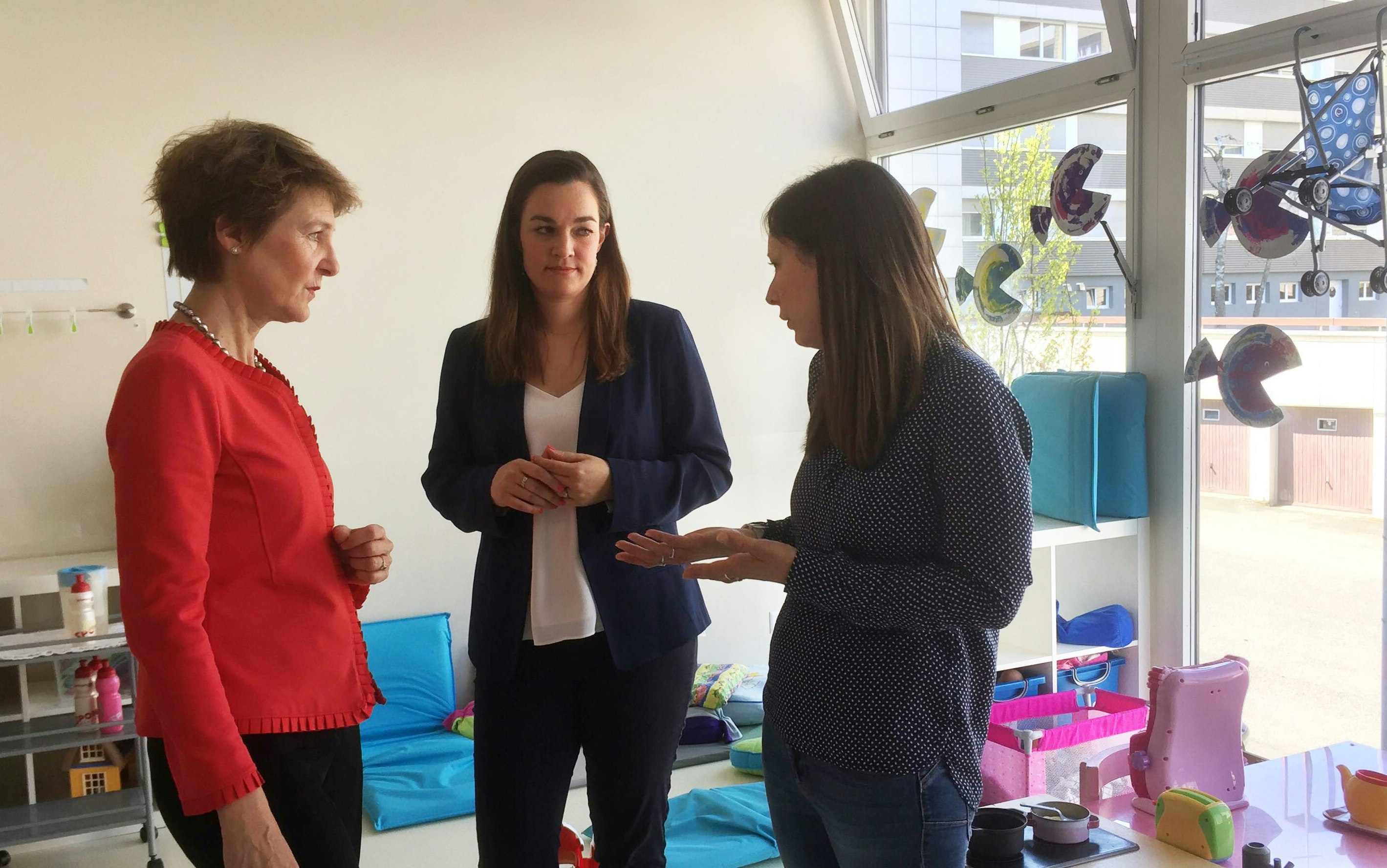 Discussion avec la responsable de la crèche Natacha del Aguila (au milieu)