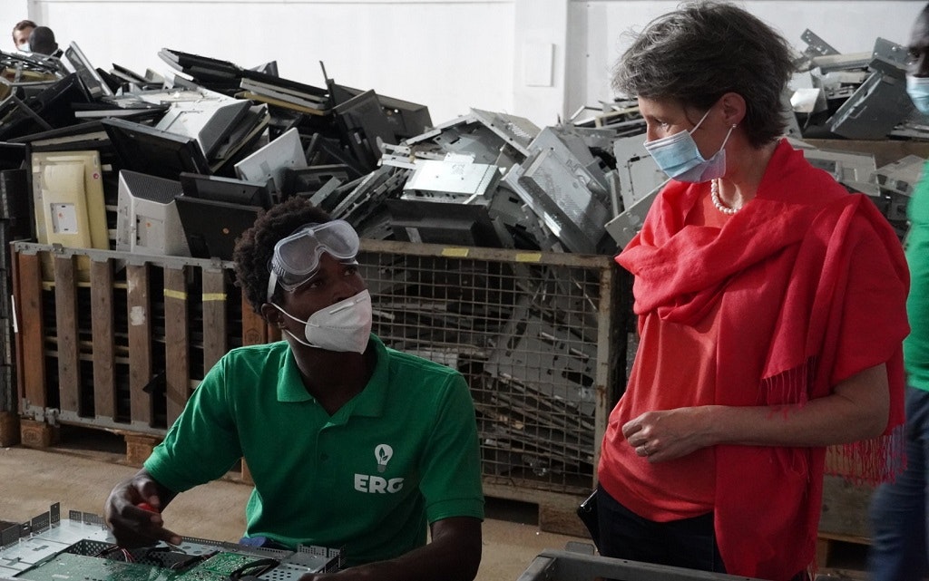 La conseillère fédérale Simonetta Sommaruga en discussion avec un collaborateur d’une entreprise de recyclage de déchets électroniques à Accra (Ghana)
