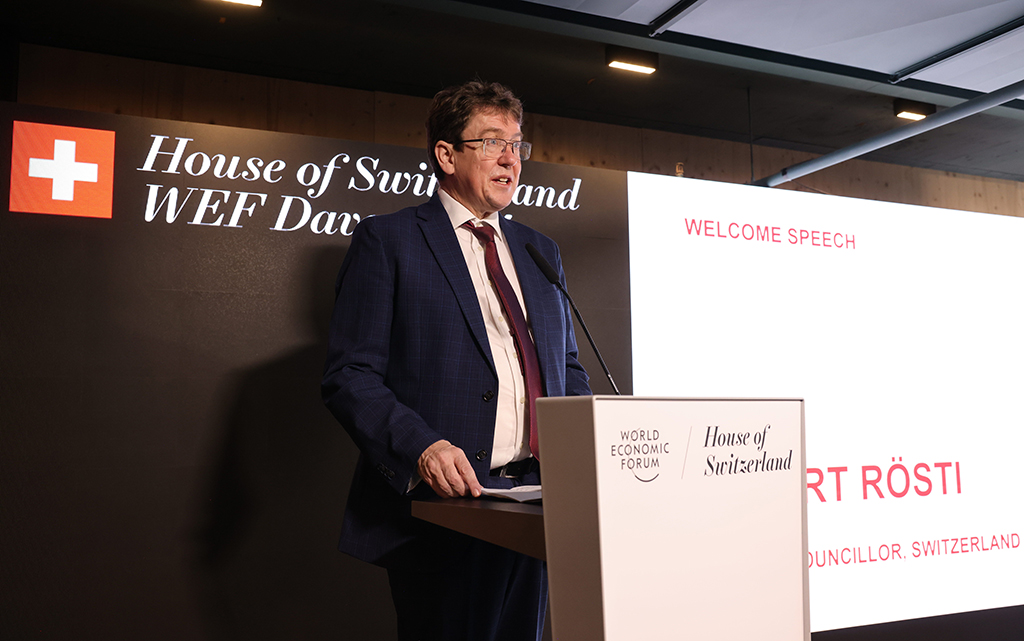 Il consigliere federale Albert Rösti tiene il discorso di apertura del panel sulle infrastrutture energetiche.