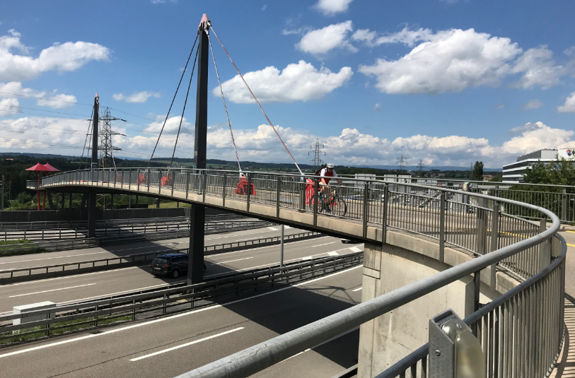 Il ponte ciclabile passa sopra all’autostrada.