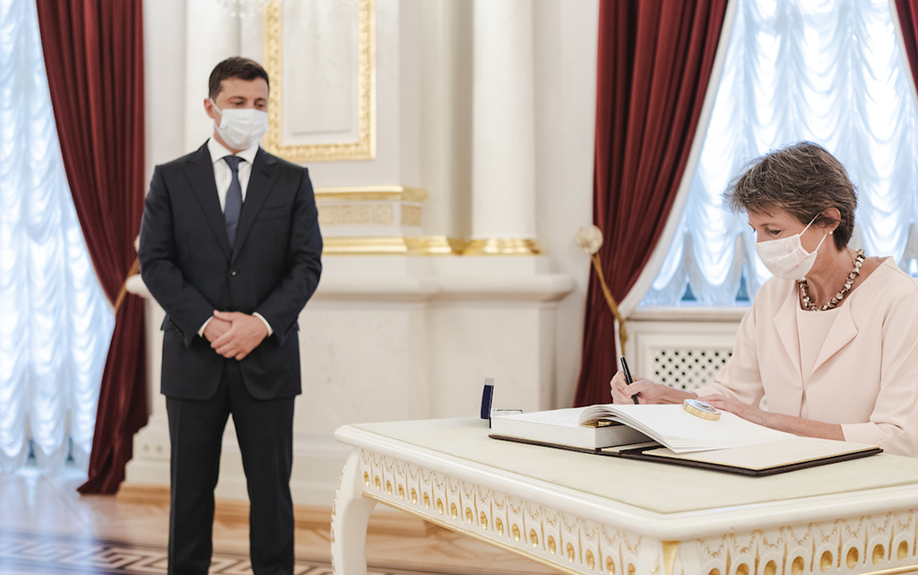 La presidente della Confederazione Simonetta Sommaruga e il presidente ucraino Volodymyr Zelenskyy