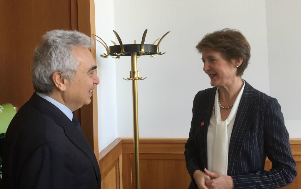 La consigliera federale Sommaruga durante il colloquio con Fatih Birol, direttore esecutivo dell'Agenzia internazionale dell'energia (AIE)