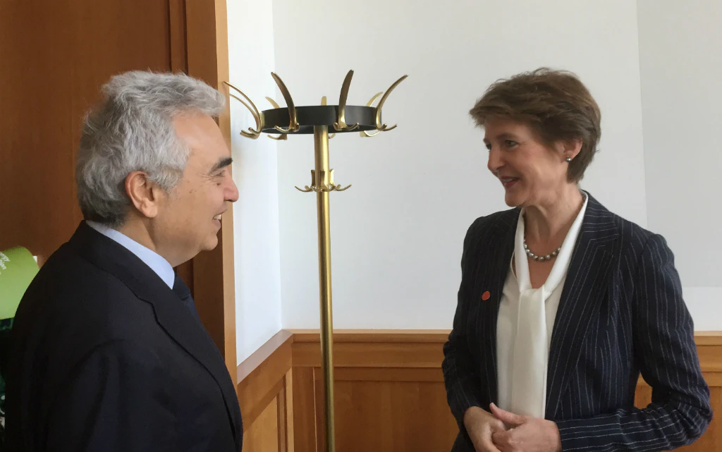 La consigliera federale Sommaruga durante il colloquio con Fatih Birol, direttore esecutivo dell'Agenzia internazionale dell'energia (AIE)