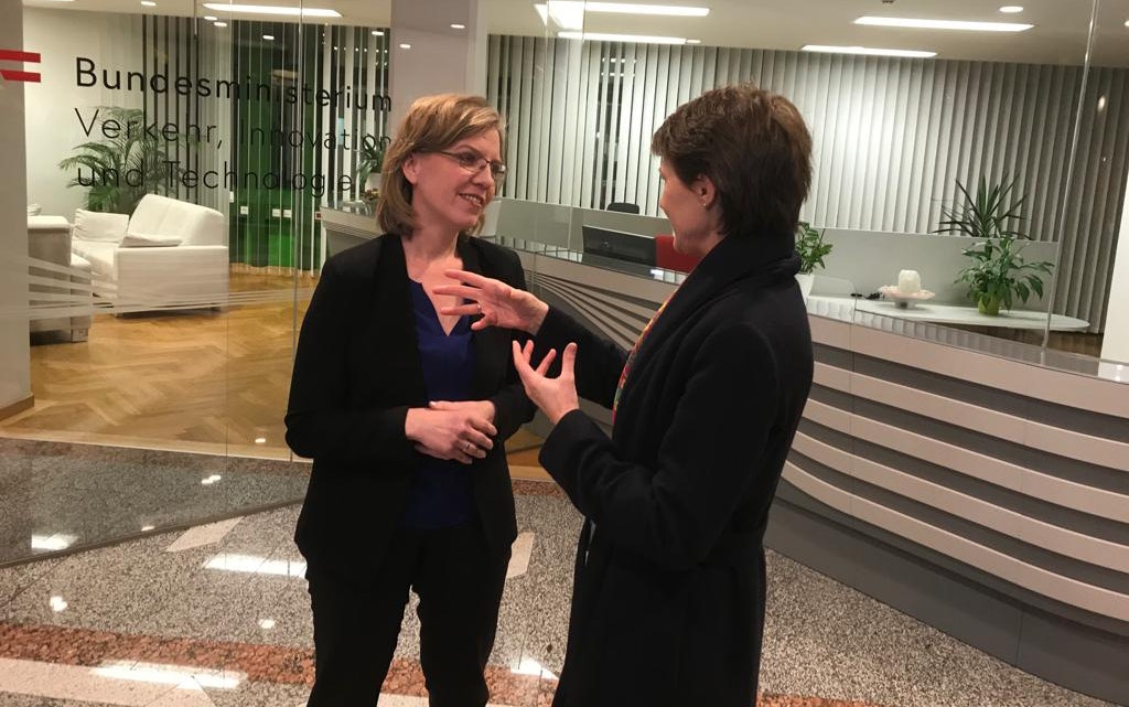 La presidente della Confederazione Sommaruga con Leonore Gewessler, ministra federale austriaca della protezione del clima, dell’ambiente, dell’energia, della mobilità, dell’innovazione e della tecnologia