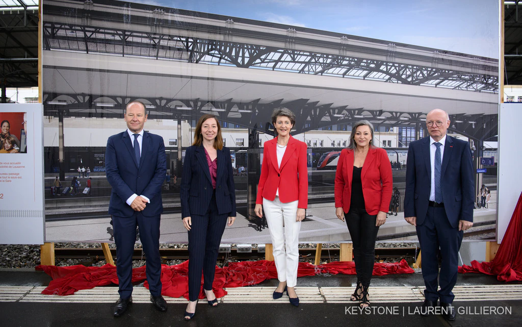 Da sinistra a destra: il consigliere di Stato ginevrino Serge Dal Busco, la consigliera comunale di Losanna Natacha Litzistorf, la consigliera federale Simonetta Sommaruga, la consigliera di Stato vodese Nuria Gorrite e il CEO delle FFS Vincent Ducrot