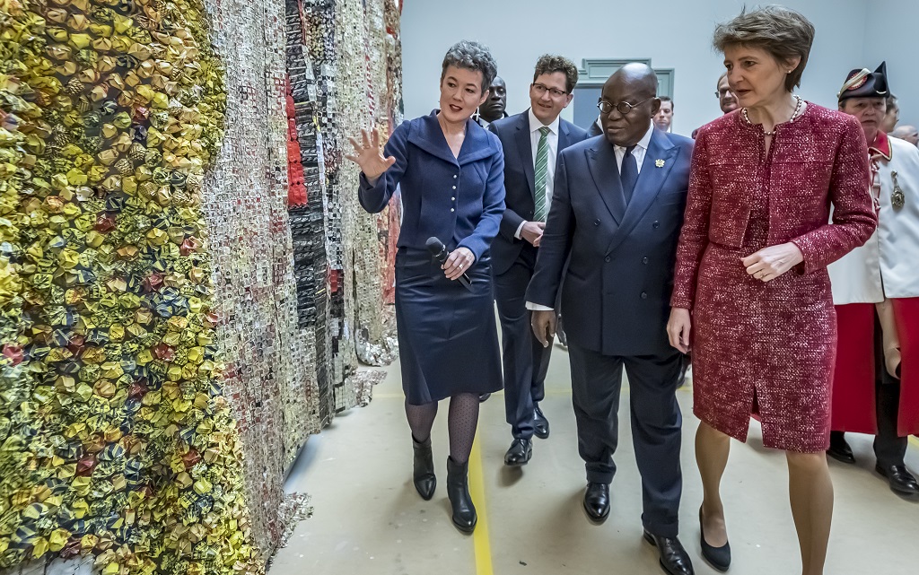 La presidente della Confederazione Simonetta Sommaruga e il presidente del Ghana Nana Addo Dankwa Akufo-Addo durante la visita al museo delle belle arti di Berna
