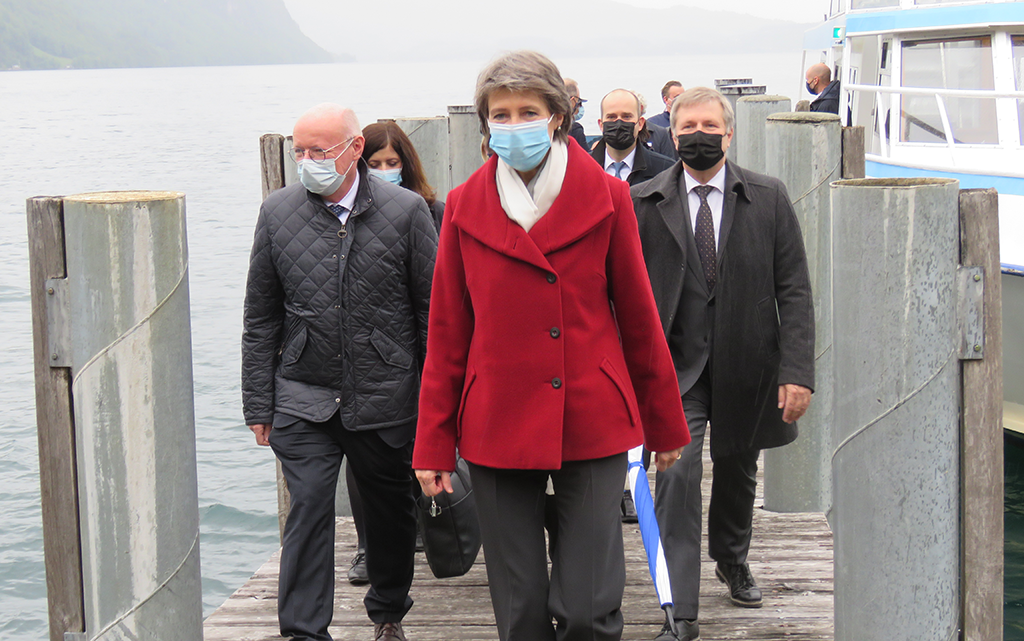 La consigliera federale Sommaruga insieme ad altri oratori dei festeggiamenti