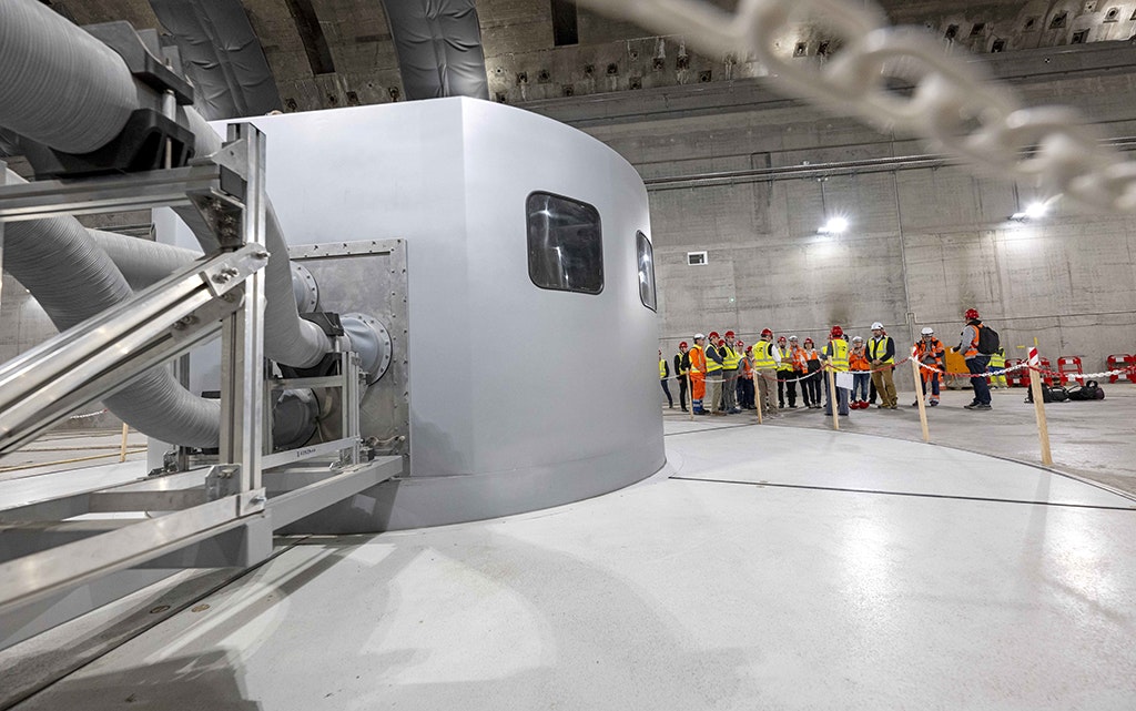 Piano principale della sala macchine accanto a una delle pompe della turbina