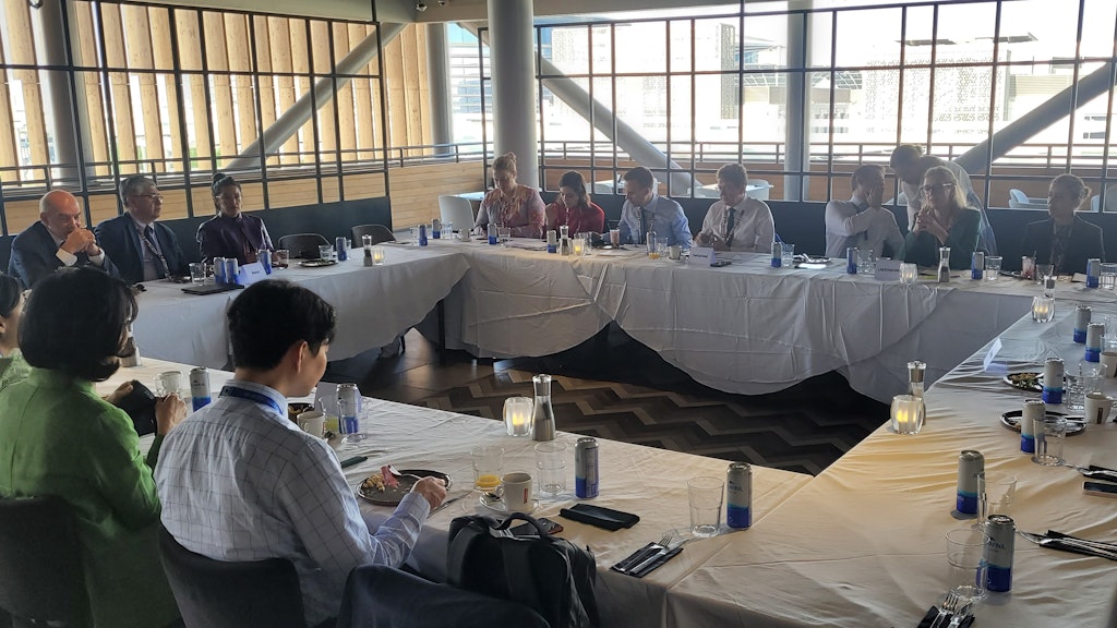 Colazione dei ministri dell’Environmental Integrity Group (EIG), presieduto dalla Svizzera nella persona del consigliere federale Albert Rösti. Erano presenti anche i ministri e le ministre dell’ambiente di Corea del Sud (Hyoeun Jenny Kim), Messico (Joel Antonio Hernández García), Monaco (Isabelle Berro-Amadeï), Liechtenstein (Sabine Monauni) e Georgia (Nino Tandilashvili). Il GIE si impegna a favore di una politica climatica moderna.