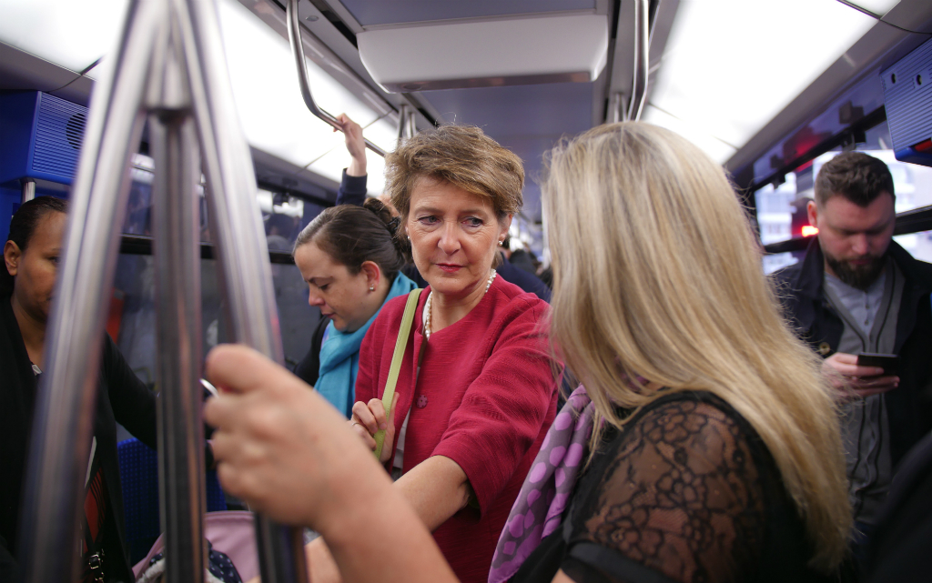 La consigliera federale Sommaruga nella metropolitana di Losanna