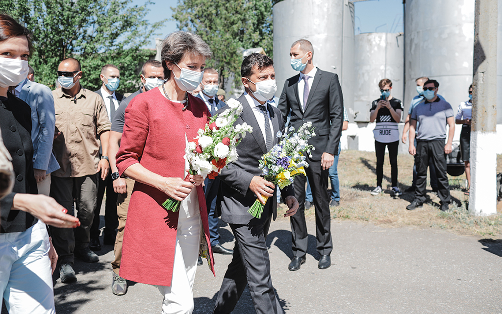 La presidente della Confederazione Simonetta Sommaruga e il presidente ucraino Volodymyr Zelenskyy a Dombas