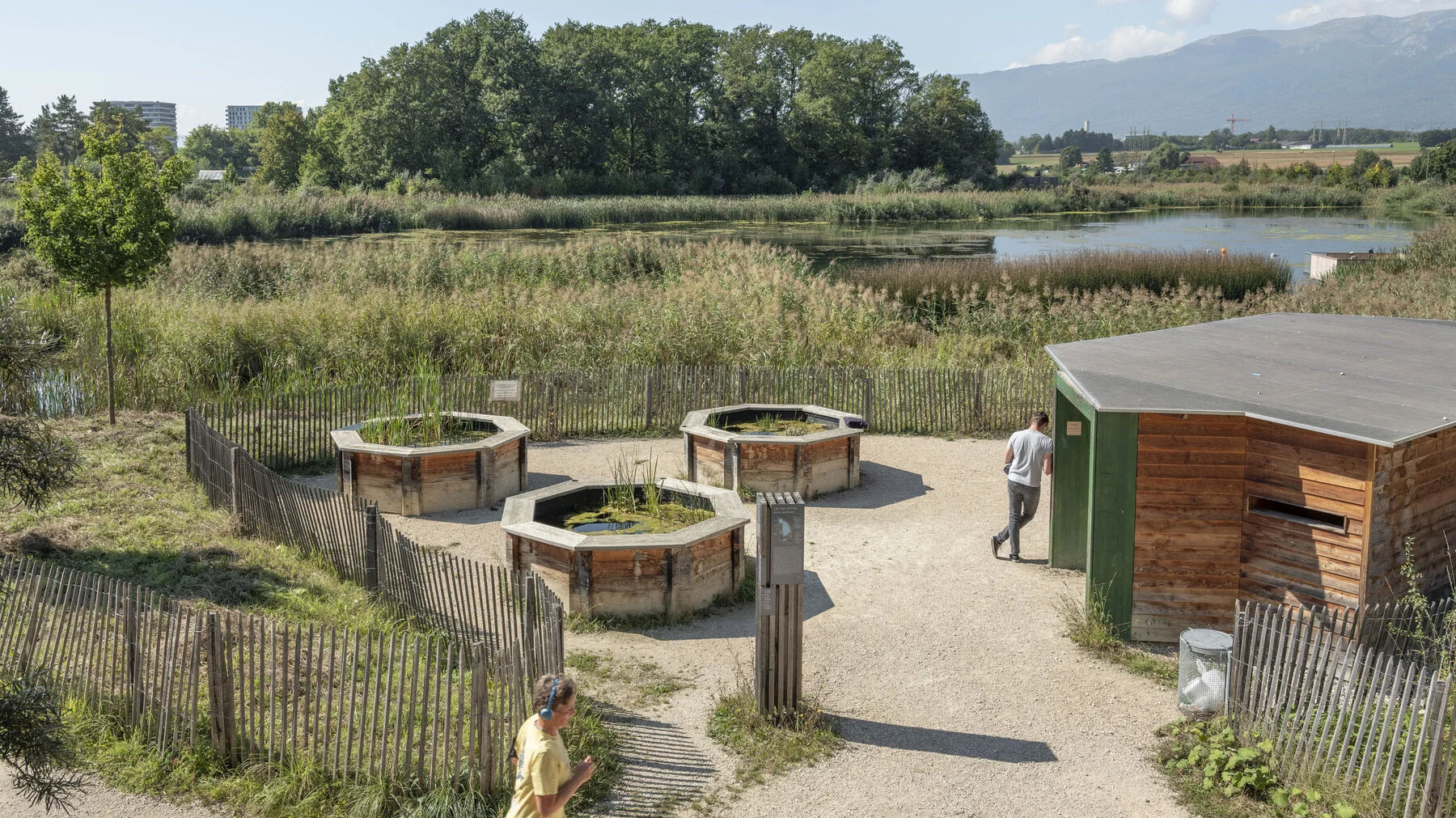 2022: Meyrin – «Lac des Vernes» serve per la gestione delle acque reflue del Comune, ma nel contempo è un biotopo che contribuisce alla biodiversità nonché un'apprezzata oasi verde di prossimità.
