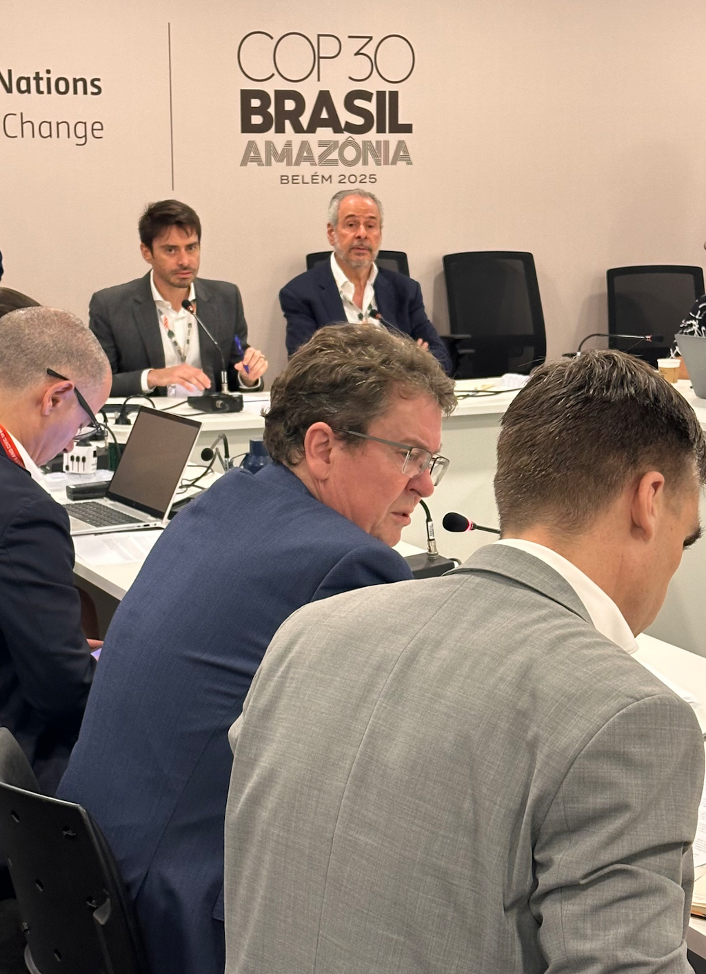 Con il presidente della COP30 André Corrêa do Lago al tavolo delle trattative