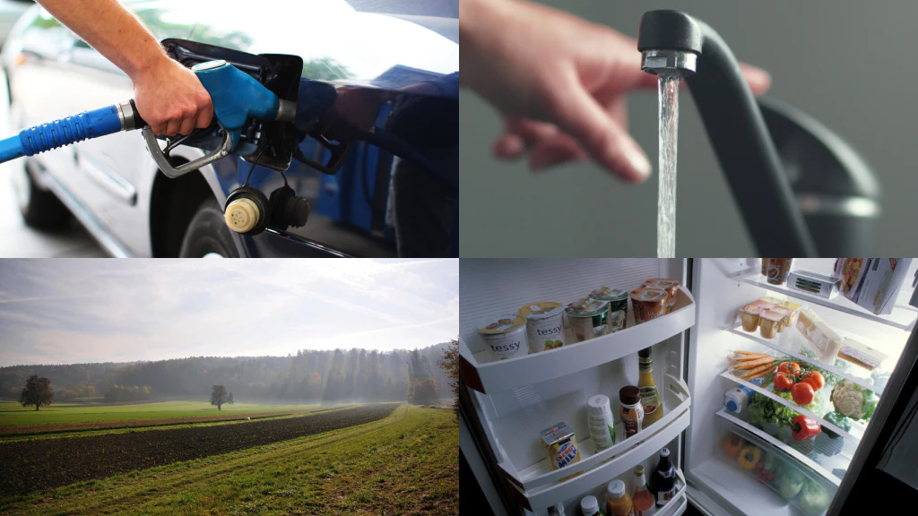 Una persona che fa rifornimento per l’auto, un rubinetto di acqua corrente, un paesaggio di campi verdi, un frigorifero pieno di alimenti diversi