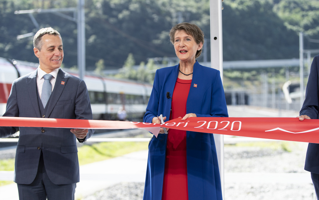 La presidente della Confederazione Sommaruga taglia il nastro