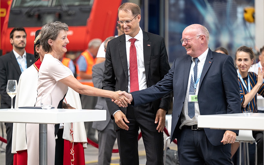 La consigliera federale Simonetta Sommaruga, Renato Fasciati (presidente del UTP) e Vincent Ducrot (CEO FFS)