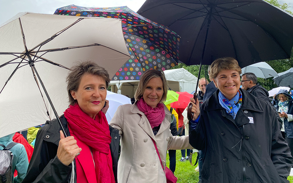 La consigliera federale Simonetta Sommaruga con Maja Graf (copresidente alleance F) e la consigliera federale Viola Amherd