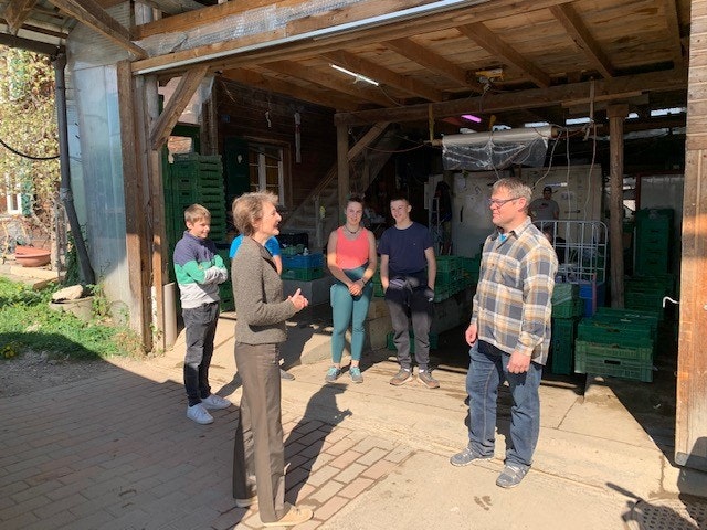 Die Familie Wüstefeld begrüsst Bundespräsidentin Sommaruga.