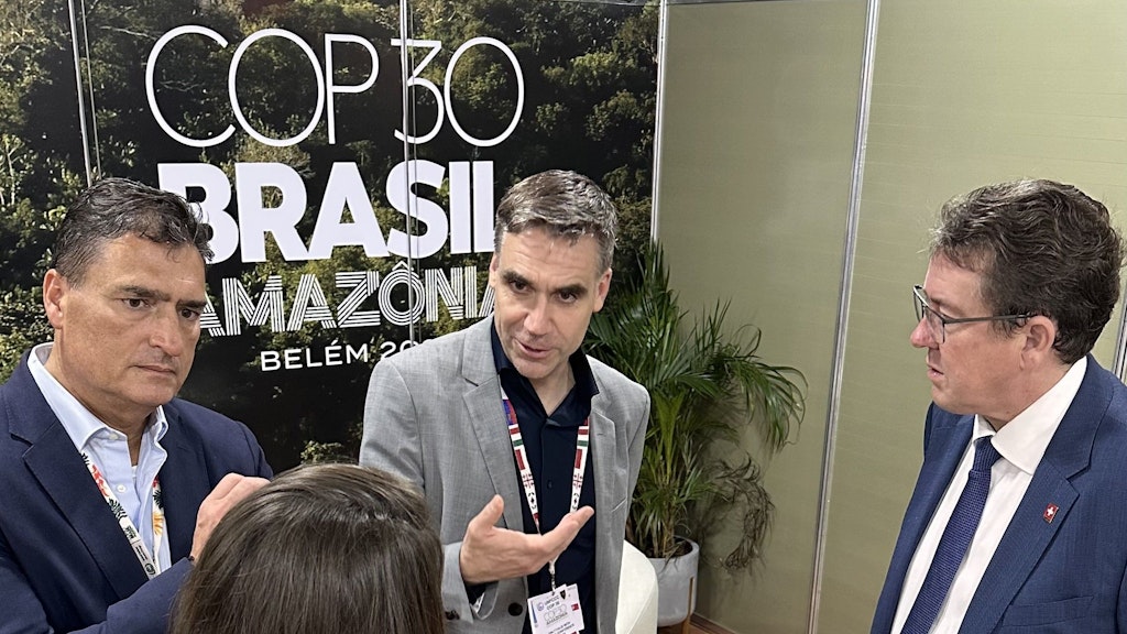 Ambasciatore Hanspeter Mock, ambasciatore per l’ambiente Felix Wertli (UFAM) e consigliere federale Albert Rösti