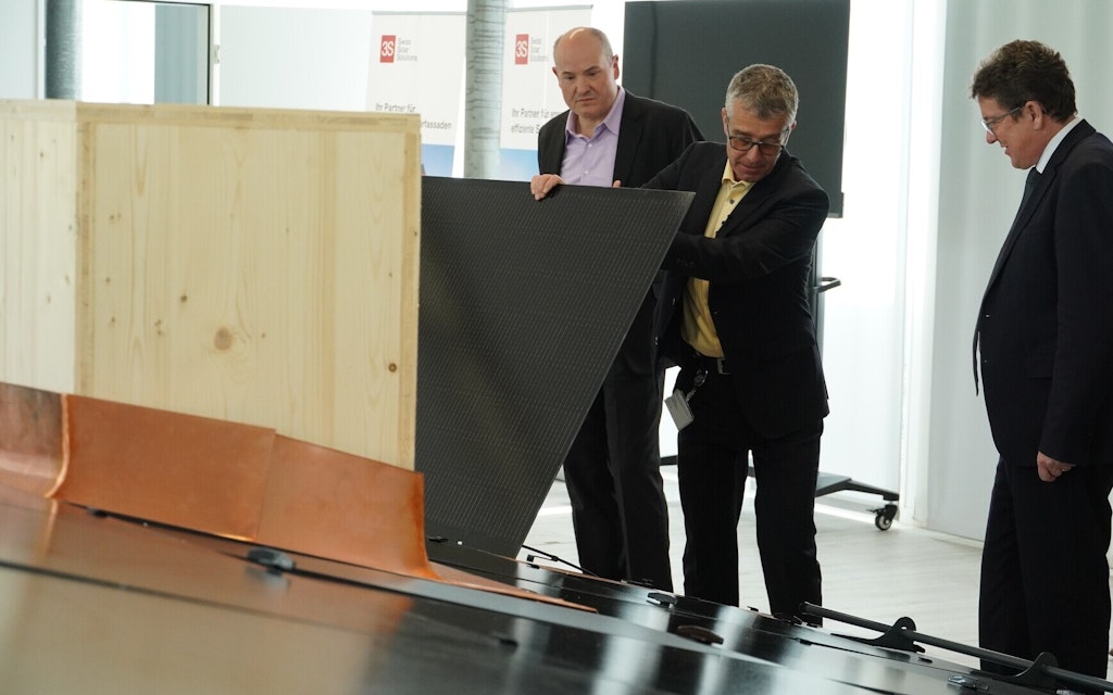 Marcus Bäckmann (CTO e CEO supplente di S3), Patrick Hofer-Noser (fondatore e CEO di S3) e il consigliere federale Albert Rösti