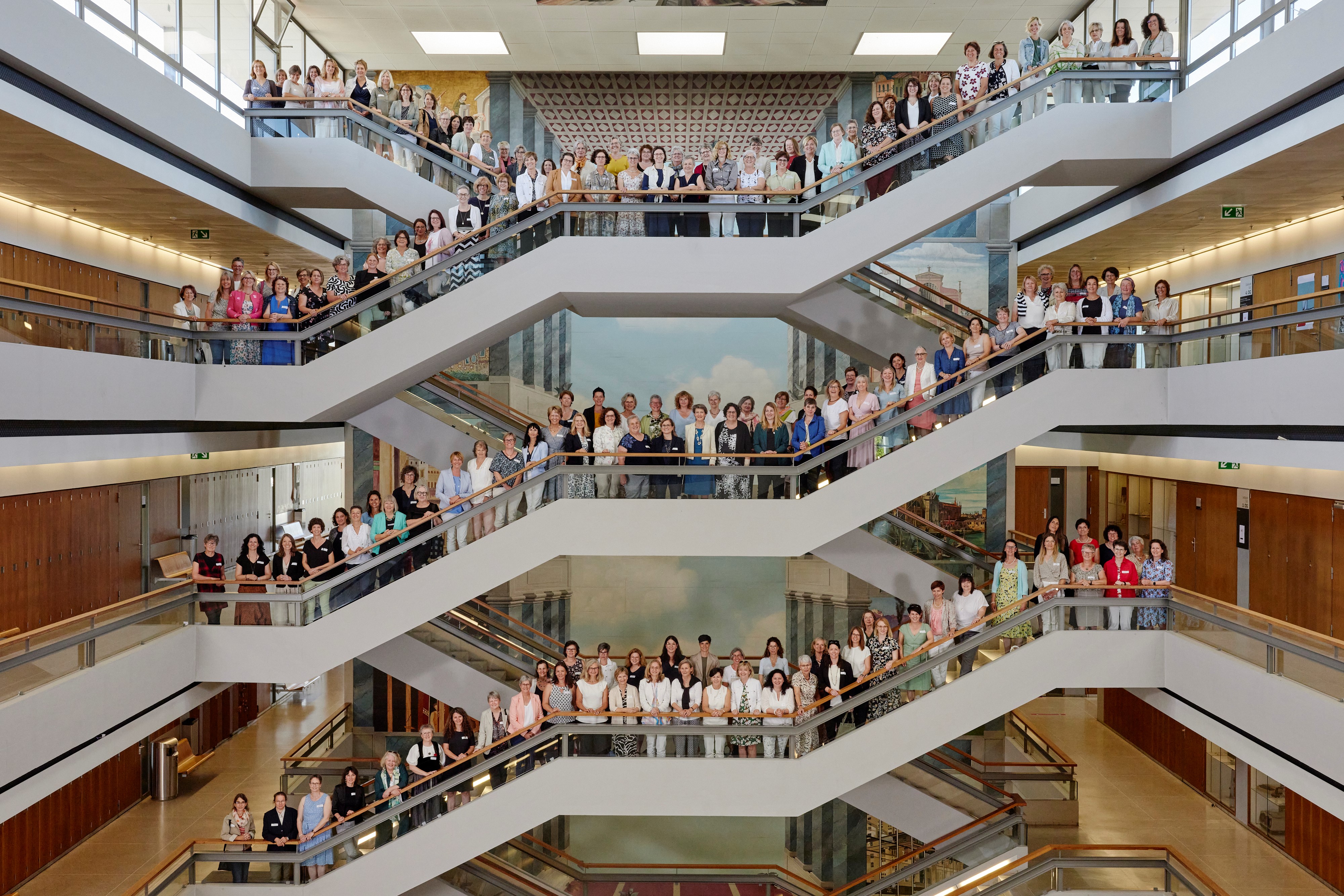 I 160 sindache delle Città e dei Comuni con la Consigliera federale Simonetta Sommaruga