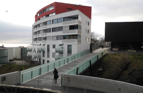 Il ponte ciclabile porta a un’area residenziale.