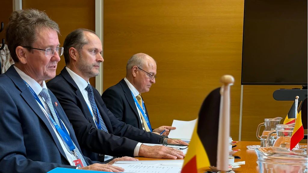 Il consigliere federale Albert Rösti, Benoît Revaz (direttore dell’Ufficio federale dell’energia) e alcuni consulenti (da sinistra a destra)