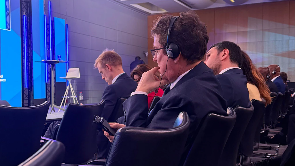 Il consigliere federale Albert Rösti durante la conferenza ministeriale AIE, Parigi