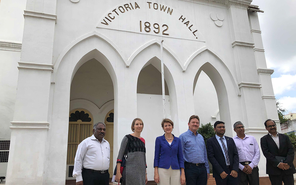 La consigliera federale Simonetta Sommaruga con le autorità di Coimbatore