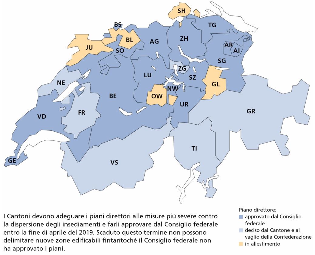 Cartina della Svizzera con indicazione dello stato di adattamento dei piani direttori cantonali nell'ottobre 2018. Piani direttori in allestimento: Giura, Basilea-Campagna, Sciaffusa, Obvaldo e Glarona. Piani direttori decisi dal Cantone e al vaglio della Confederazione: Neuchâtel, Friburgo, Vallese, Zugo, Ticino e Grigioni. Piani direttori approvati dal Consiglio federale: nei restanti Cantoni. 