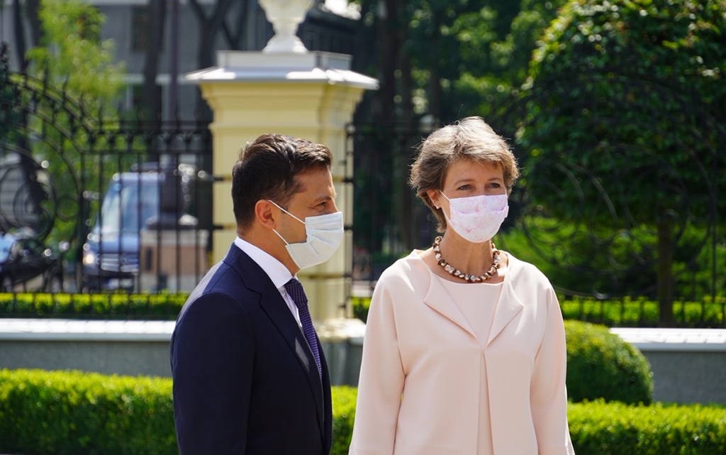 La presidente della Confederazione Simonetta Sommaruga e il presidente ucraino Volodymyr Zelenskyy