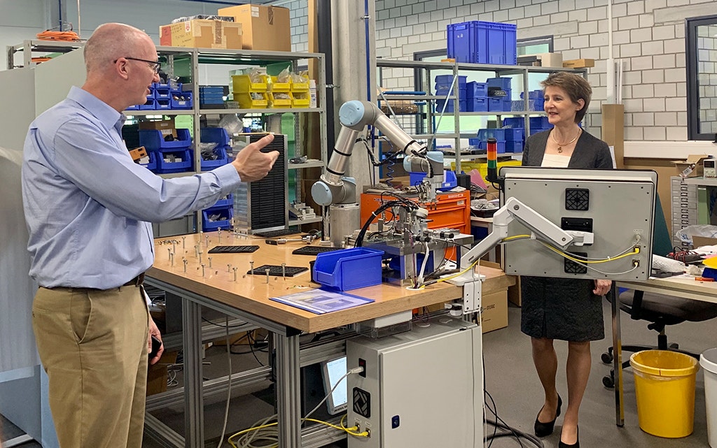 La presidente della Confederazione Simonetta Sommaruga in visita alla ditta Sylvac SA