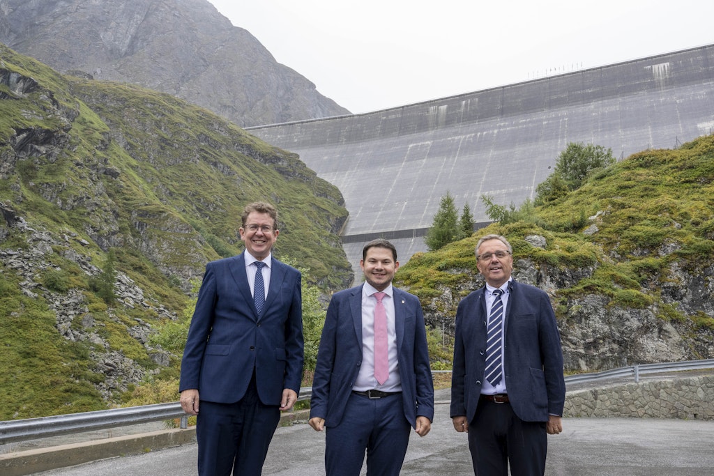 Il consigliere federale Albert Rösti, Grégory Logean (Sindaco di Hérémence) e Roberto Schmidt (consigliere di Stato del Canton Vallese)