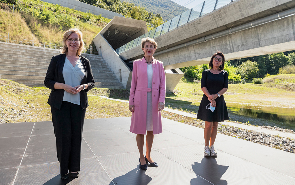 La ministra austriaca dei trasporti Leonore Gewessler, la presidente della Confederazione Simonetta Sommaruga e la ministra italiana dei trasporti Paola de Micheli davanti al portale nord della galleria di base del Ceneri