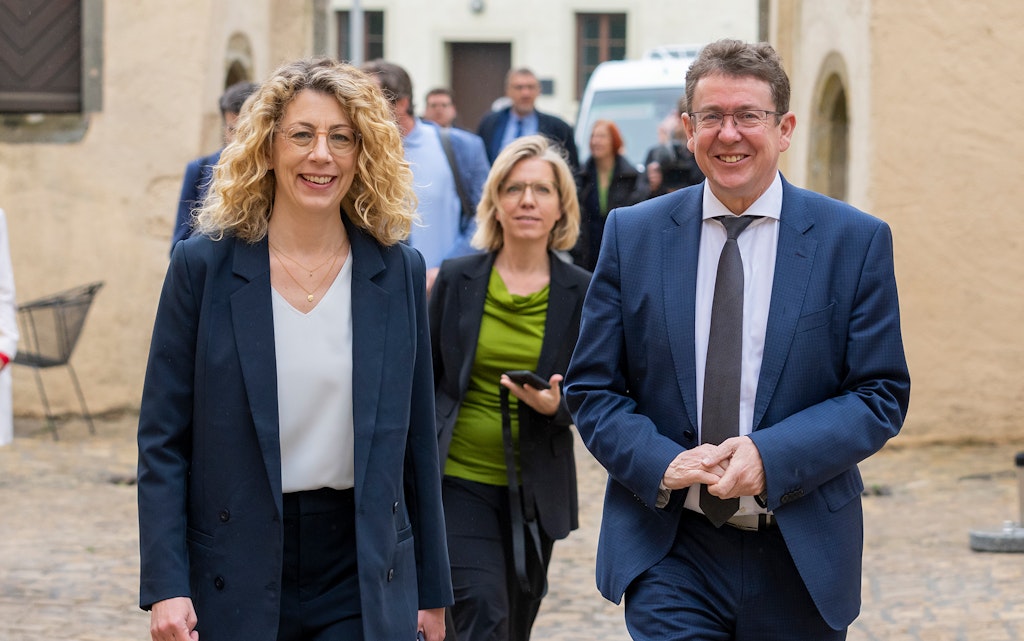 I ministri Joëlle Welfring (Lussemburgo) e Leonore Gewessler (Austria) insieme al consigliere federale Albert Rösti