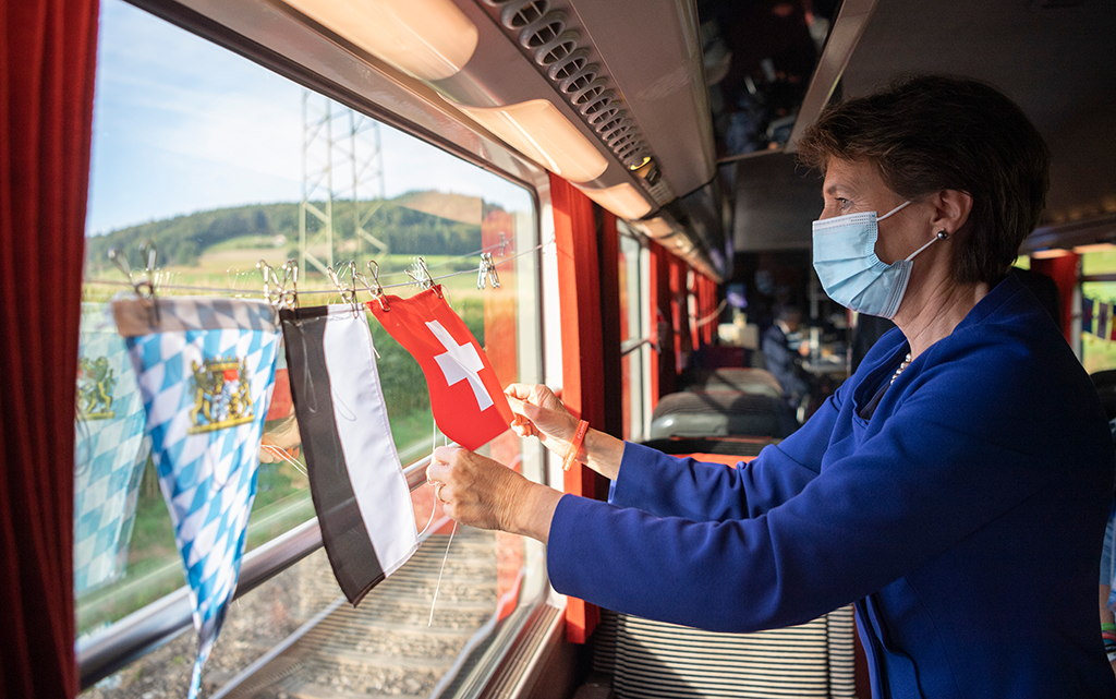 La consigliera federale Simonetta Sommaruga sul treno